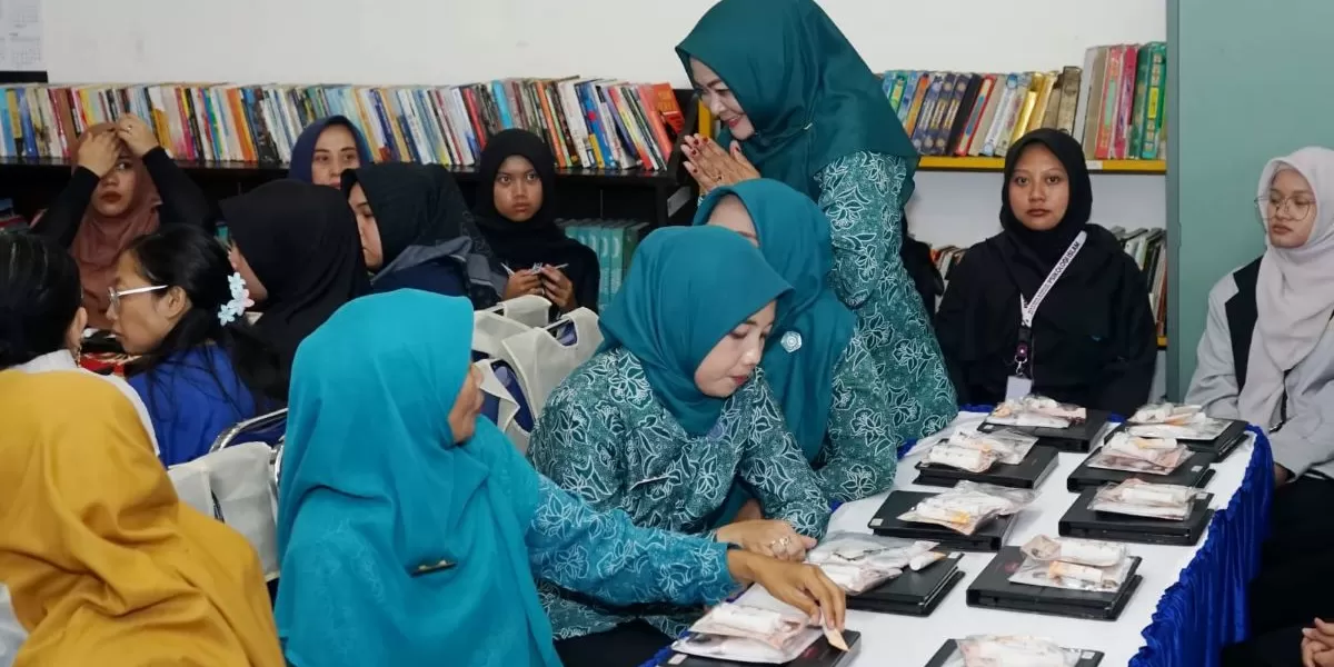 Perempuan warga binaan Rutan Salatiga ikuti beauty class cara menggunakan produk kecantikan bersama ibu-ibu PKK Salatiga. ( Dokpim. Pemkot Salatiga)