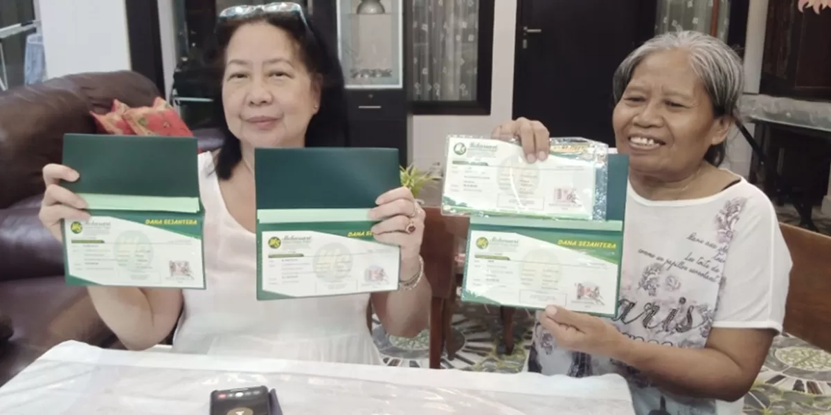 Korban deposito atau simpanan berjangka, Winie (kiri) bersama pembantunya Ginem menunjukkan bilyet deposito yang tidak bisa dicairkan (Foto-Yusron Mustaqim )