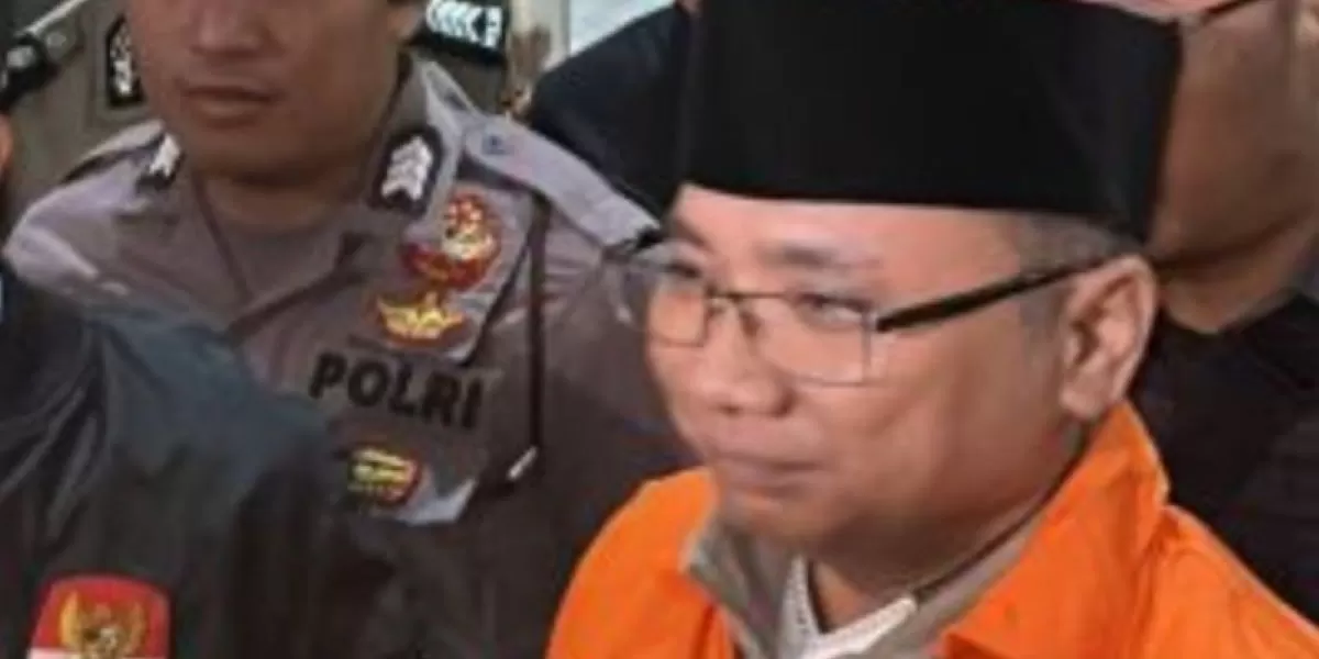 Mantan Menteri Agama sekaligus tersangka kasus kuota haji Yaqut Cholil Qoumas memakai rompi oranye dan berjalan menuju mobil tahanan di Gedung Merah Putih KPK, Jakarta, Kamis (12/3/2026). (ANTARA/Rio Feisal )