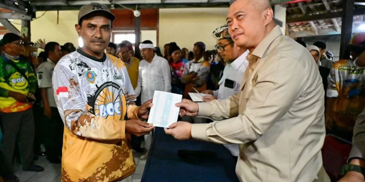 Menteri Perhubungan Dudy Purwagandhi (kanan) menyerahkan secara simbolis kompensasi kepada pengemudi transportasi tradisional di wilayah Cirebon yang terdampak pengaturan angkutan Lebaran 1447 Hijriah/2026 Masehi.  (ANTARA/HO-BKIP Kemenhub )