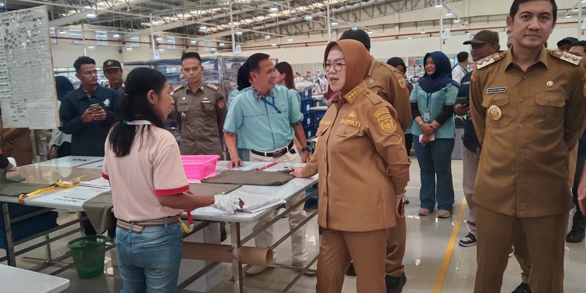 Bupati Sukoharjo Etik Suryani saat sidak pembayaran THR Idul Fitri 2026.  (Wahyu imam ibadi)