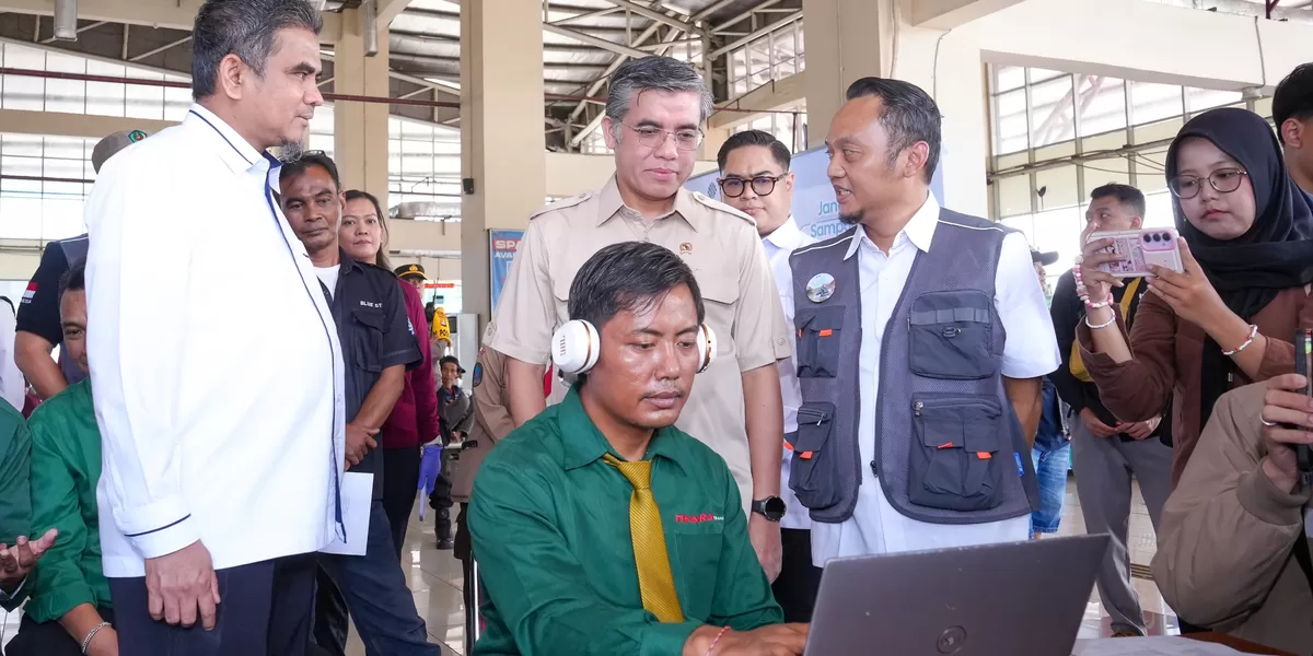 Menaker Yassierli meninjau Posko Peduli K3 pada masa mudik Lebaran 2026 di Terminal Terpadu Pulo Gebang, Jakarta, Senin (16/3/2026).  (Foto: Dok. Istimewa)