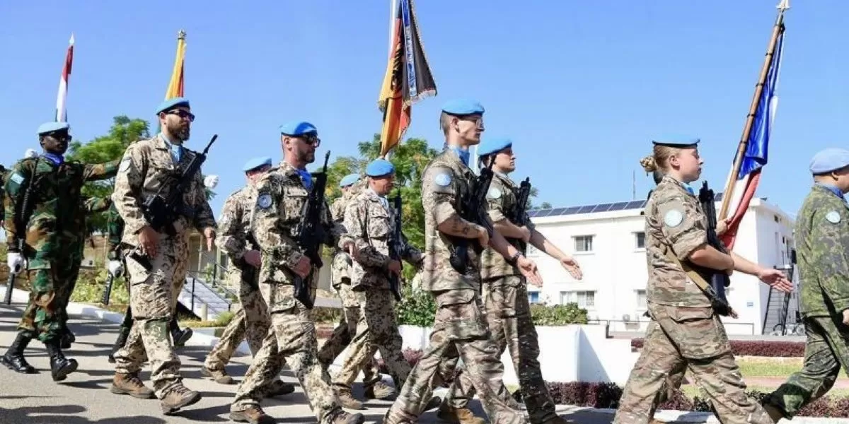 Pasukan Sementara Perserikatan Bangsa-Bangsa di Lebanon (UNIFIL) menggelar parade militer di markas besarnya di Naqoura, Lebanon selatan pada 24 Oktober 2025, untuk memperingati ulang tahun ke-80 berdirinya Perserikatan Bangsa-Bangsa.  (Xinhua/Ali Hashisho)