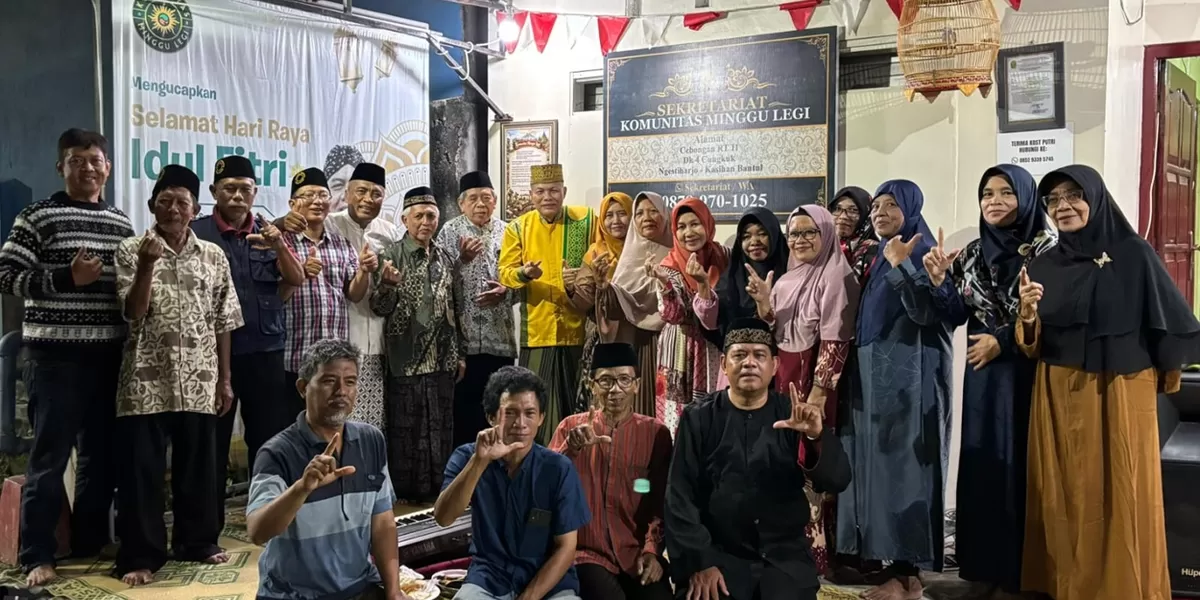 Usai tausyiah, Ustadz Khamim Zarkasih Putro foto bersama Keluarga Besar Komunitas Minggu Legi, Sabtu, 4 April 2026 (Dok. Panitia)