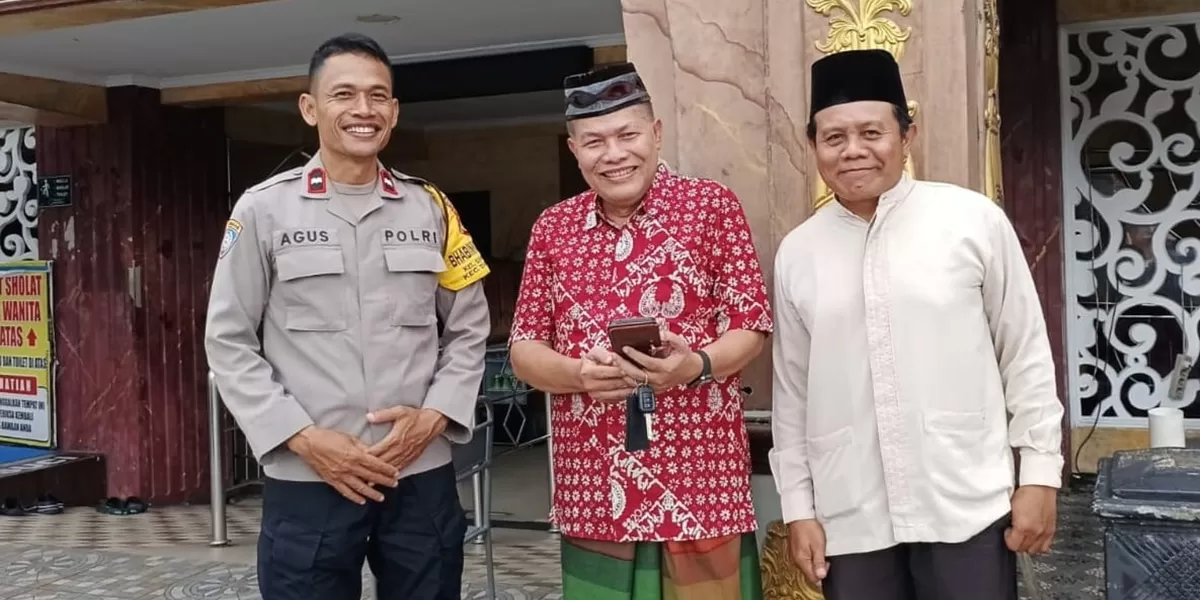 Seusai khutbah, Ustadz Khamim Zarkasih Putro foto bersama Ketua Takmir Masjid Quwwatul Islam dan Babinsa Kelurahan Suryatmajan (ok. Pribadi)
