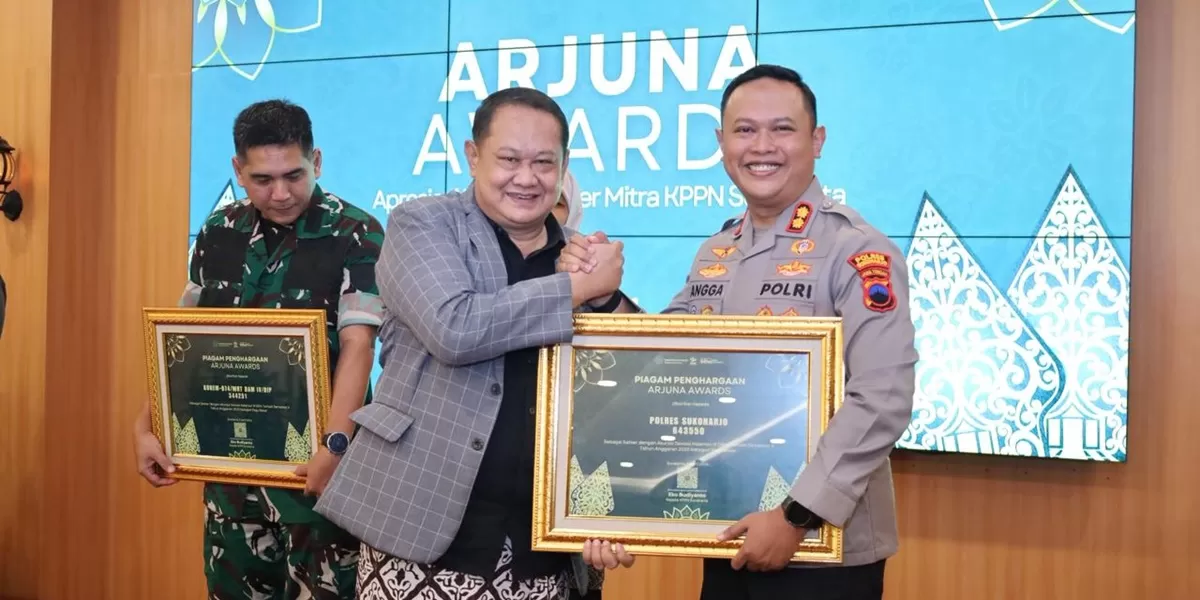 Kapolres Sukoharjo AKBP Anggaito Hadi Prabowo saat menerima penghargaan dari KPPN Surakarta. (Dokumen Polres Sukoharjo)