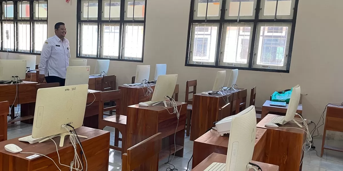 Kepala Disdikbud Sukoharjo Havid Danang PW saat memantau TKA. (Foto: Wahyu imam ibadi)