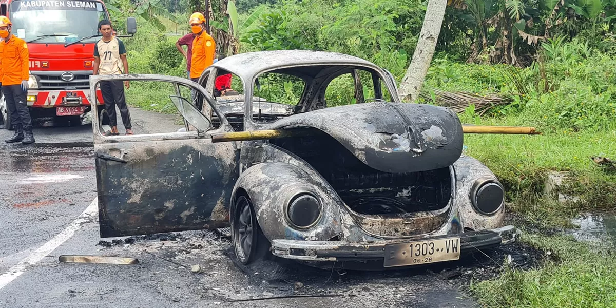 Mobil VW yang terbakar.  (Polsek Cangkringan )