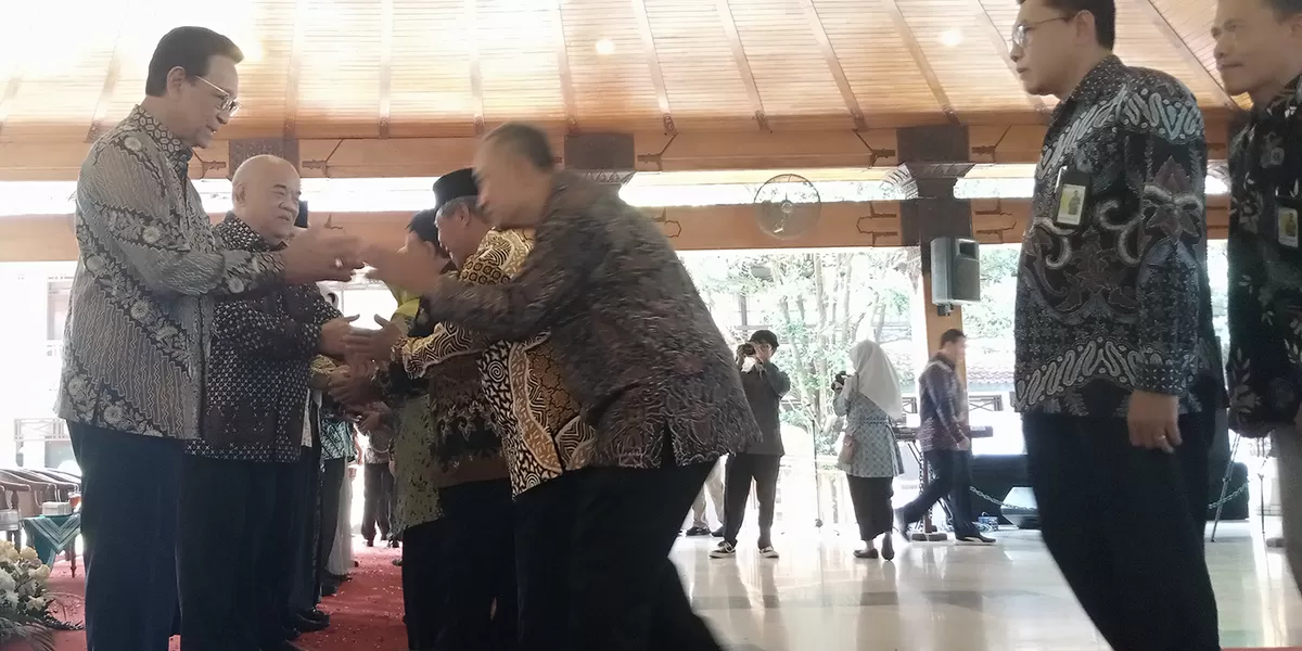 Sejumlah pejabat di lingkungan Pemkab Bantul saat berjabat tangan dengan Gubernur dan Wakil Gubernur DIY di Pendapa Parasamya Bantul.  (Yusron Mustaqim )