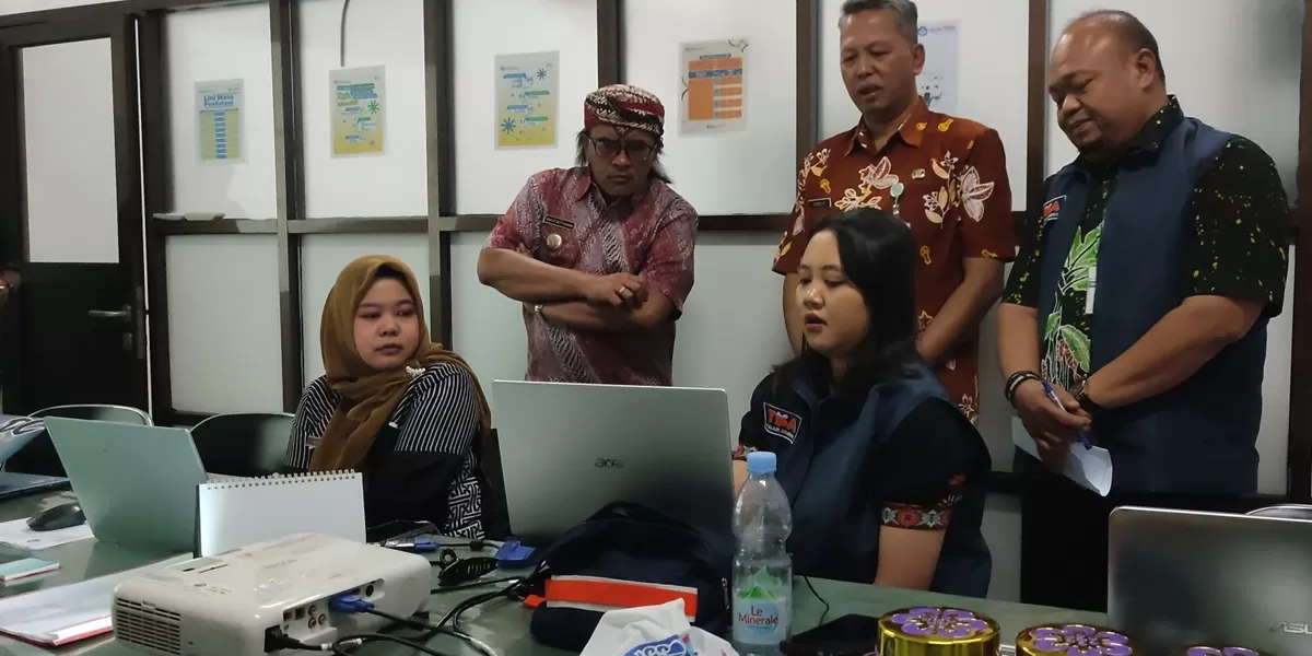 Bupati Temanggung Agus Setyawan pantau pos TKA (Foto: Arif Zaini Arrosyid)