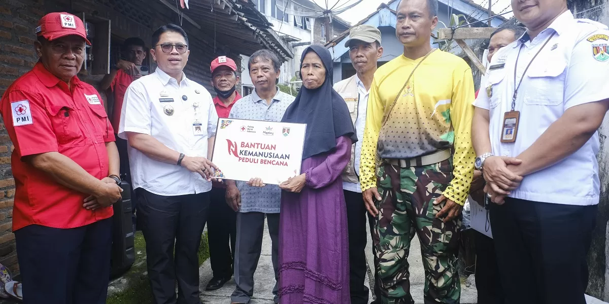 Walikota Magelang saat menyerahkan bantuan pada korban bencana. (Dok Pemkot Magelang)