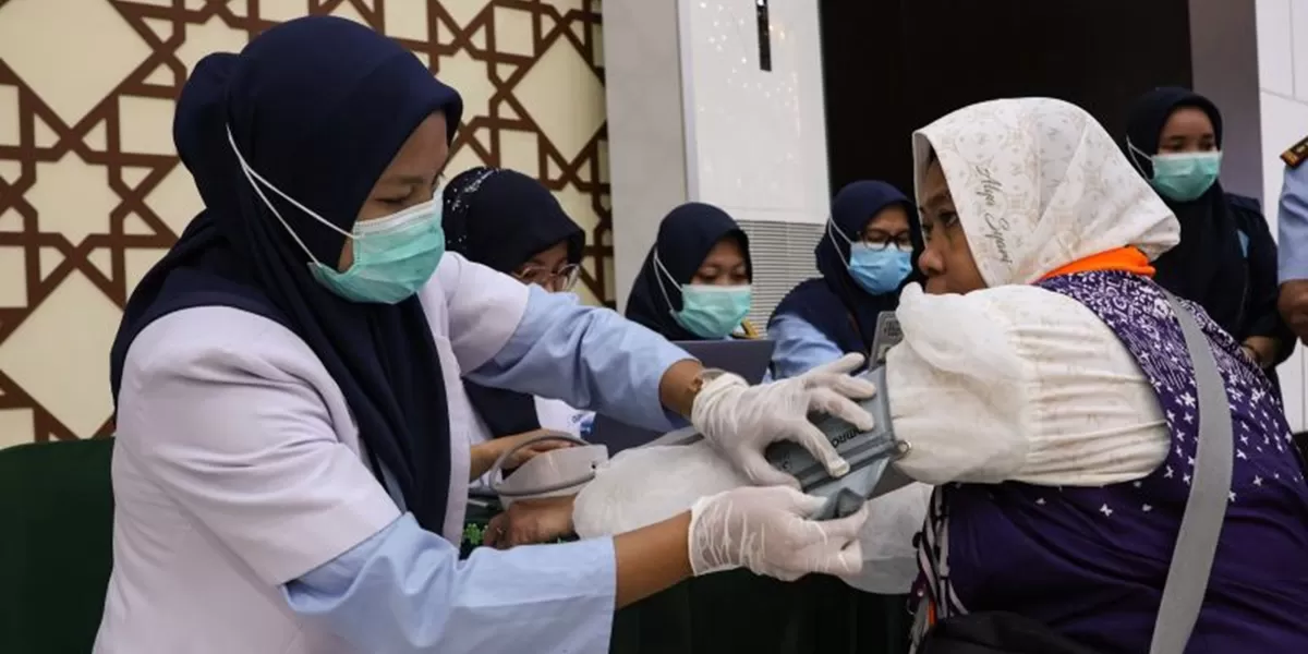 Arsip Foto - Petugas medis memeriksa kesehatan calon haji di Asrama Haji Makassar, Sulawesi Selatan, Kamis (1/5/2025).  (ANTARA FOTO/Arnas Padda)