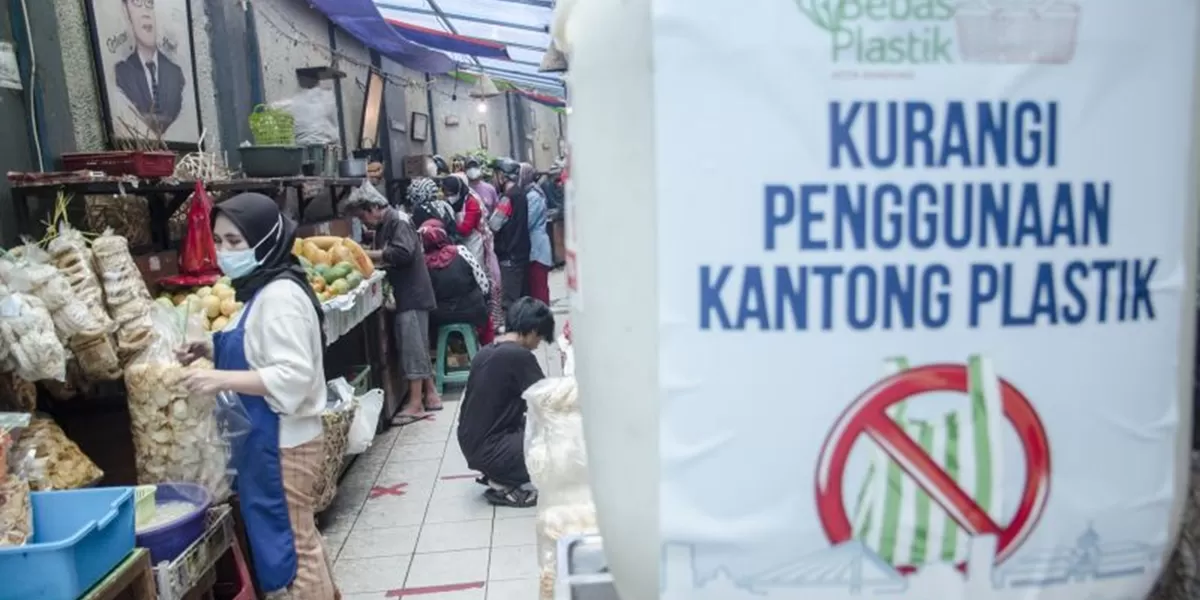 Arsip Foto - Poster kampanye pengurangan penggunaan plastik sekali pakai di Pasar Cihapit, Bandung, Jawa Barat. (ANTARA FOTO/NOVRIAN ARBI)