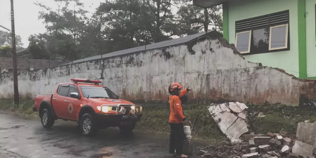 Dinding pembatas SMK Negeri 1 Temanggung di Jalan S. Kadar Maron ambrol usai diguyur hujan deras. (Istimewa)