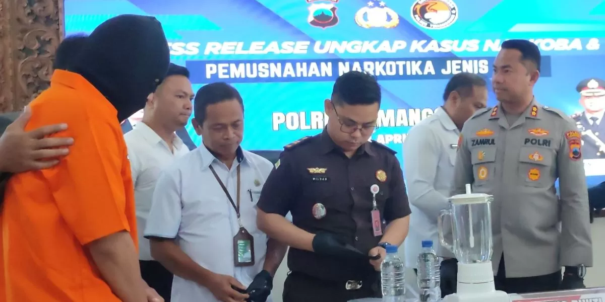 Tersangka bersama barang bukti saat pemusnahan di Polres Temanggung   (Foto: Arif Zaini Arrosyid )