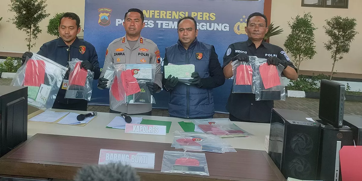 Kapolres Temanggung saat menunjukkan barang bukti.  (Arif Zaini Arrosyid)