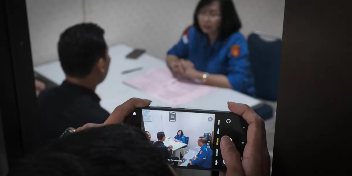 PPNS Kanwil DJP DIY secara resmi menyerahkan tersangka PP, selaku Direktur PT PIP, beserta barang bukti kepada Kejari Bantul setelah berkas perkara dinyatakan lengkap (P21) pada 12 Maret 2026.  (Foto: Dok. Kanwil DJP DIY)