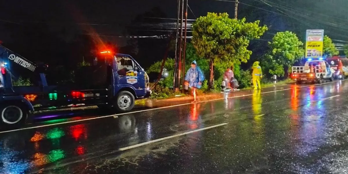 Polisi saat melakukan evakuasi kendaraan  (Dok.Polresta Sleman)