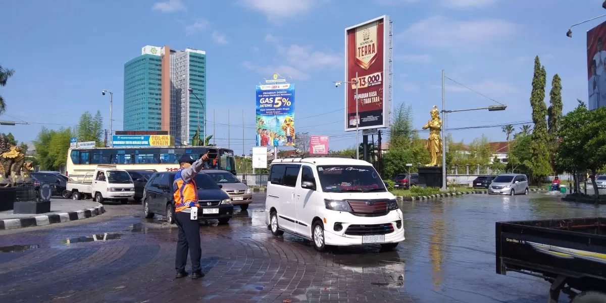 Petugas Dishub Sukoharjo melakukan pengaturan arus lalu lintas di bundaran Patung Pandawa Solo Baru Grogol terdampak banjir.  (Foto: Wahyu Imam Ibadi)