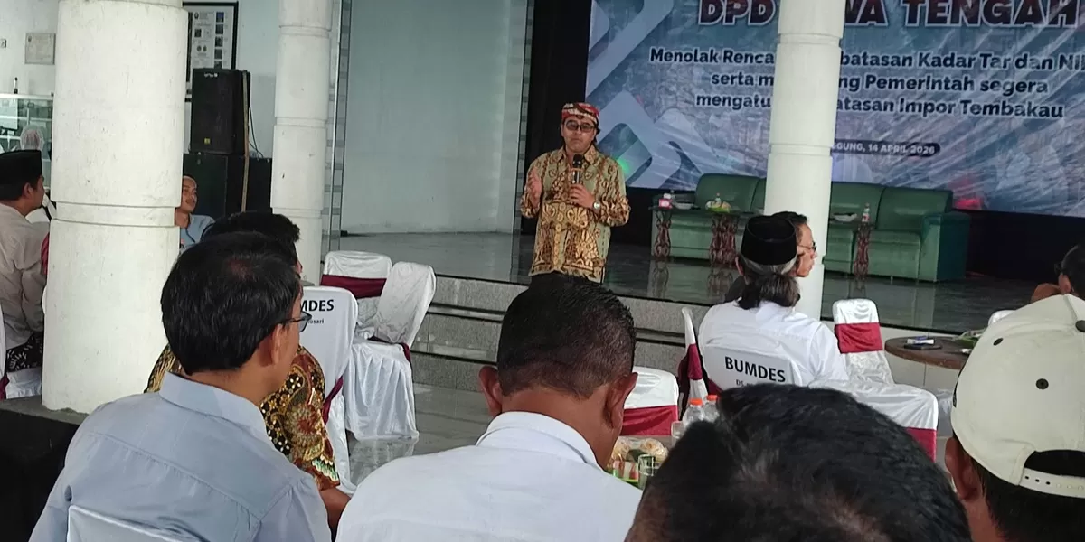Bupati Temanggung Agus Setyawan saat pertemuan dengan petani (Foto: Arif Zaini Arrosyid )