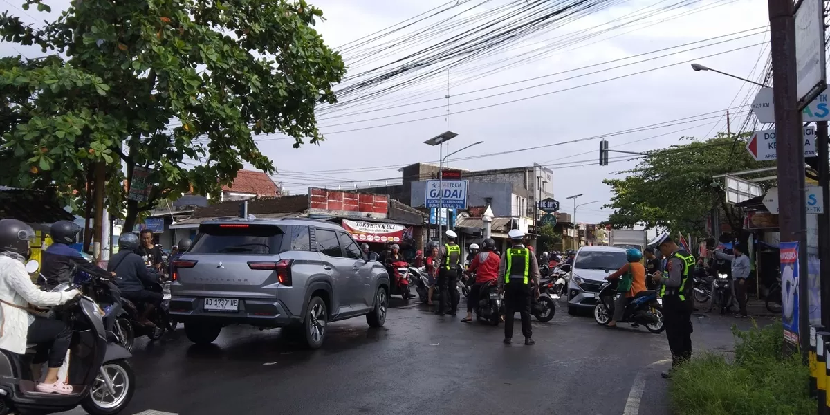 Polisi berlakukan Contra Flow di Solo Baru Grogol dampak banjir. (Foto: Wahyu imam ibadi)