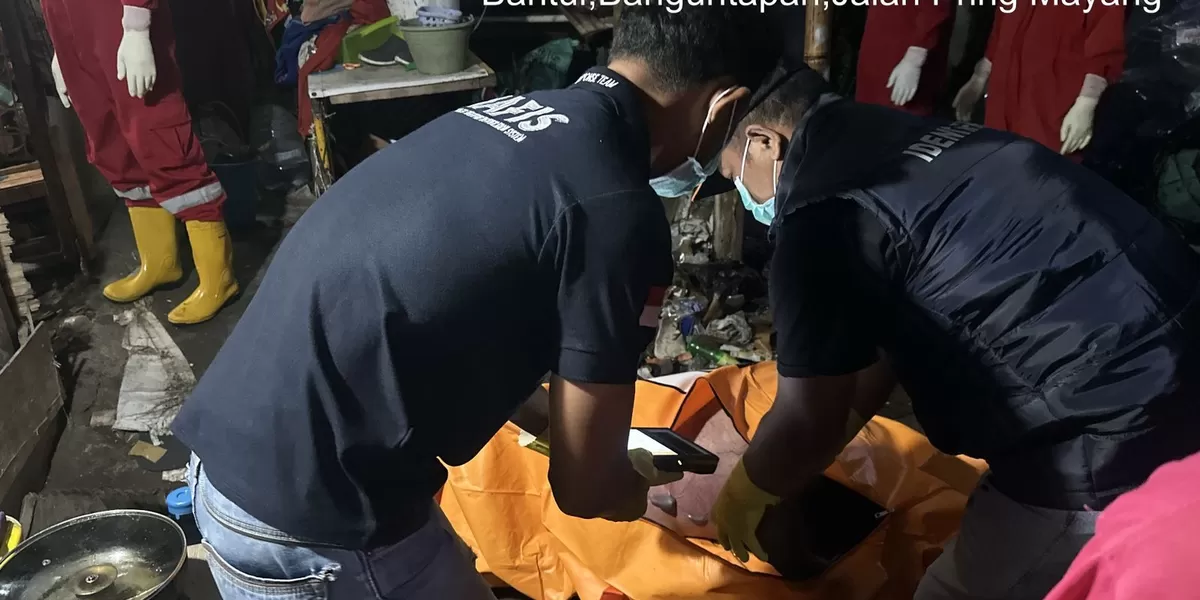  Petugas kepolisian dan PMI mengevakuasi pria yang ditemukan membusuk di kamar kos&nbsp; &nbsp; (Foto: Polsek Banguntapan&nbsp;)
