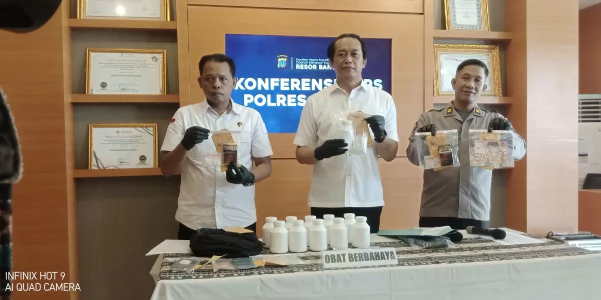 Kasi Humas Polres Bantul, Iptu Rita Hidayanto (kanan) menunjukkan pil sapi yang disita oleh petugas kepolisian  (Foto: Yusron Mustaqim)