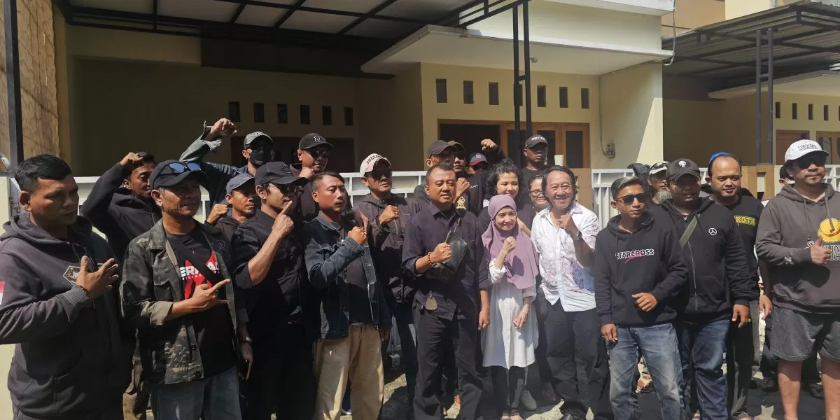 Sejumlah ormas yang tergabung dalam GeBUKK saat mengawal rencana pelaksanaan eksekusi namun ternyata tak dilaksanakan sesuai jadwal  (Foto: Yusron Mustaqim )