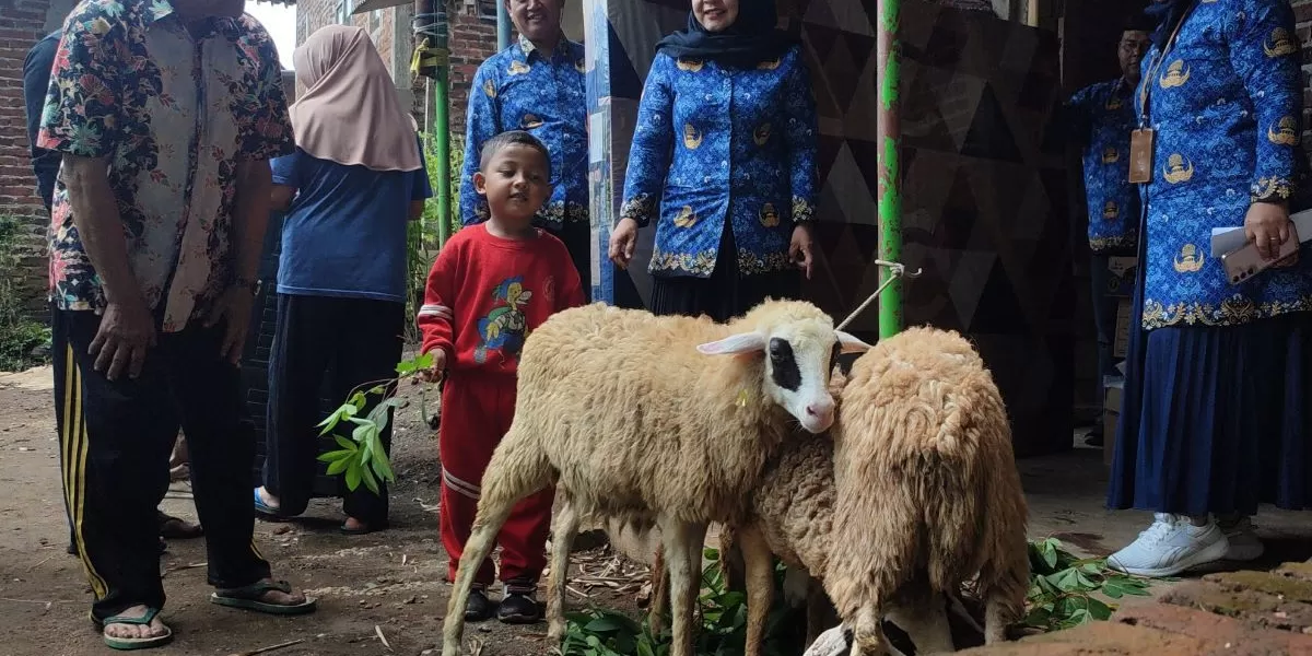 Bantuan pada Azril dan keluarganya  (Foto: Arif Zaini Arrosyid)