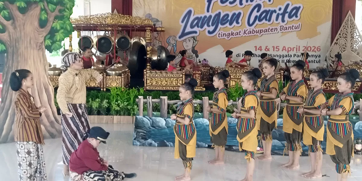 Peserta saat menampilkan kebolehannya dalam Festival Langen Carita Kabupaten Bantul 2026.  (Yusron Mustaqim)