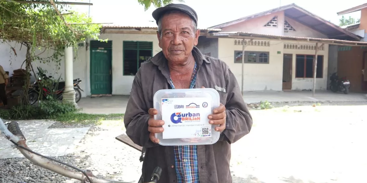 Salah seorang penerima daging kurban dari BRI Branch Office Pasuruan. (f: Ist)