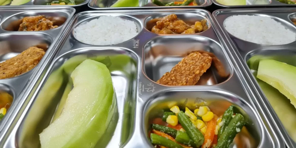 Badan Gizi Nasional (BGN) pastikan MBG tetap berjalan saat Ramadan dengan menu khusus.