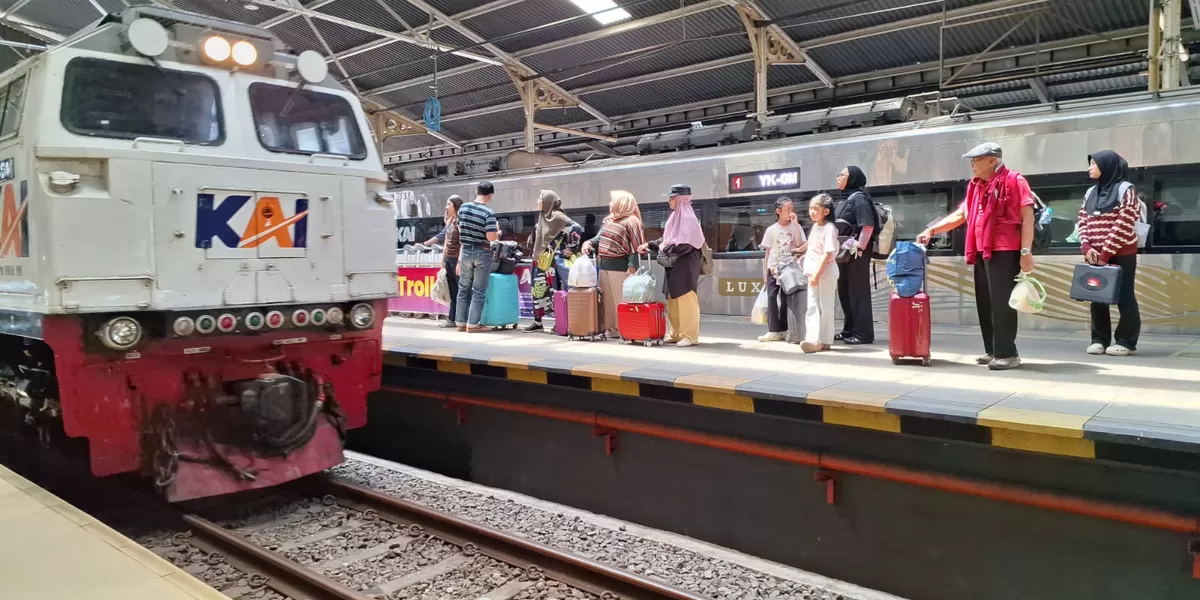 KAI Daop 3 Cirebon layani ratusan pelanggan pada libur Nataru 2025/2026 sebagai simpul meningkatnya perjalanan wisata berbasis kereta api