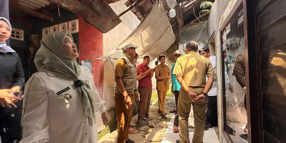 Wakil Wali Kota Cirebon Siti Farida melihat kondisi rumah ambruk di Kelurahan Pegambiran