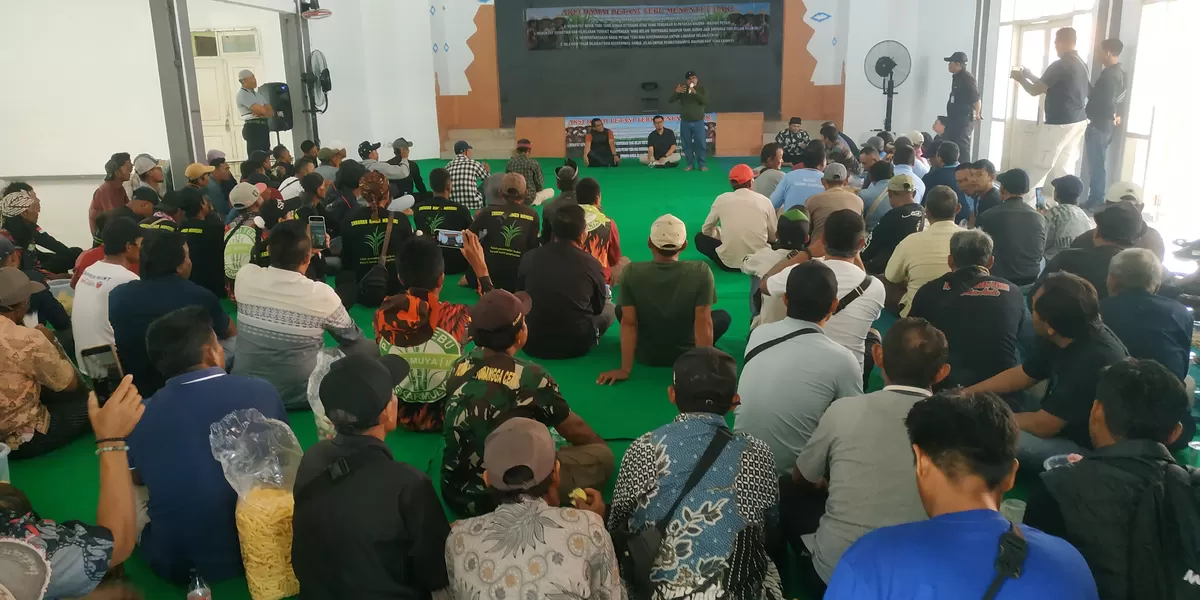 Ratusan petani tebu lakukan aksi unjuk rasa di PG Rajawali II Cirebon tuntut pembayaran