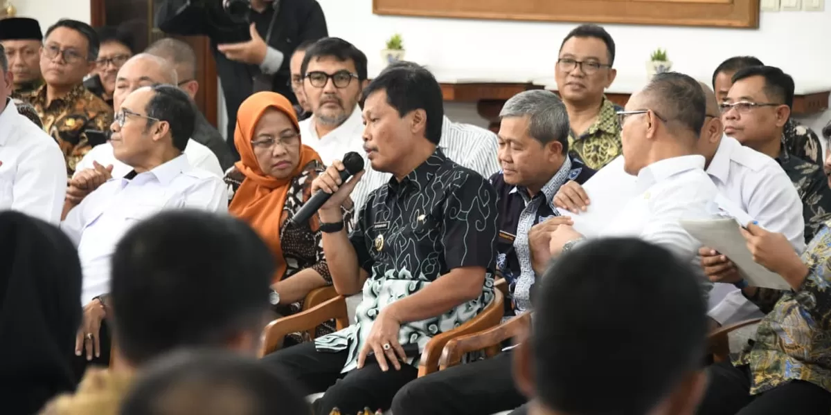 Wali Kota Cirebon, Effendi Edo, usai menghadiri Rapat Evaluasi APBD se-Jawa Barat yang dipimpin langsung oleh Gubernur Jawa Barat, Dedi Mulyadi, di Gedung Pakuan, Kota Bandung, pada Jumat (9/1/2026).