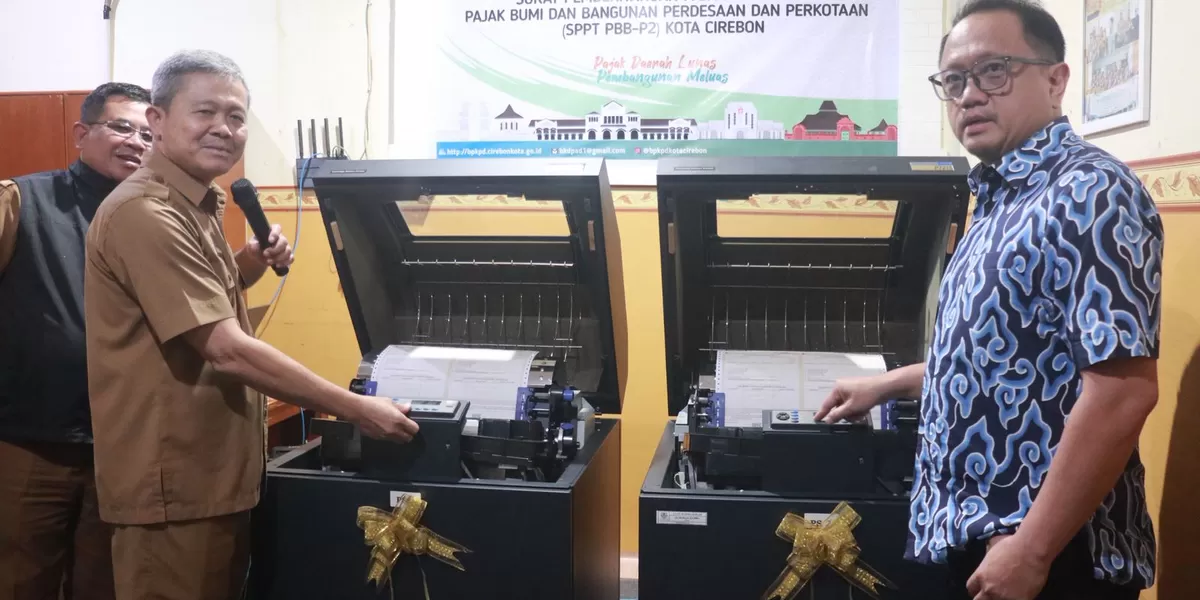 Pj Sekda Sumanto (Berseragam PNS) saat pencetakan SPPT PBB massal di Kantor BPKPD Kota Cirebon 