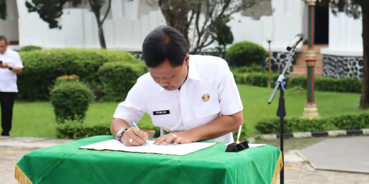 Wali Kota Cirebon, Effendi Edo saat penandatanganan pakta integritas ASN tahun 2026