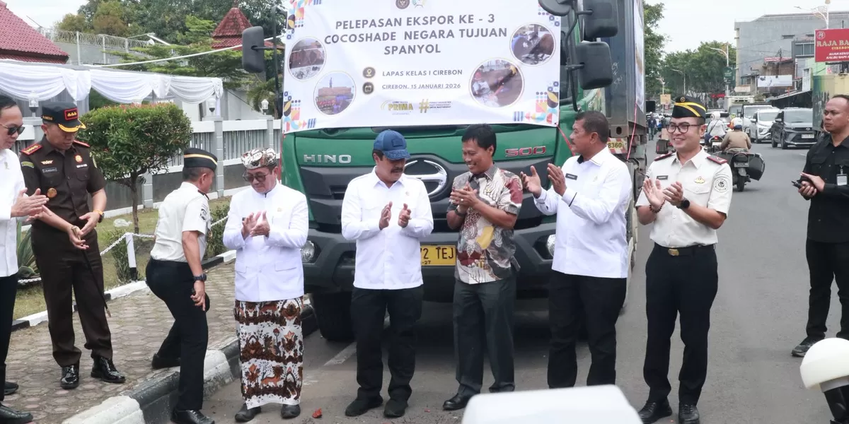 Menteri Imipas bersama Wali Kota Cirebon Effendi Edo melepas ekspor ke 3 Cocoshade ke Negara Spanyol