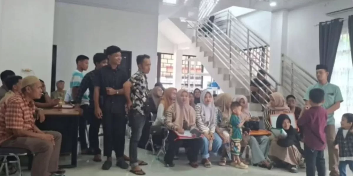 Haji Ali datang kantor Kementerian Haji dan Umrah (Kemenhaj) di Somba Opu, Gowa, Sulawesi Selatan  membawa rombongan keluarga besar untuk mendaftarkan porsi haji bagi anak, ponakan, hingga cucu-cucu (Instagram.com/@undercover.id)
