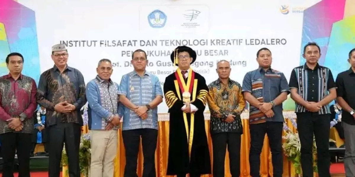 Gubernur Melki saat foto bersama di momen pengukuhan Guru Besar P. Prof. Dr. Otto Gusti Ndegong Madung, SVD di Maumere (Foto: Dok IFTK Ledalero)