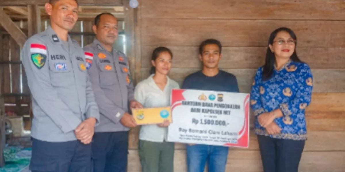 Bhabinkamtibmas Desa Gurung Liwut Bripka Leonardus Beke dan Aipda Heribertus B. Tena bersama Yani Gagu Kadis Sosial Matim saat menyerahkan  bantuan untuk anak penderita hidrosefalus di Gurung Liwut