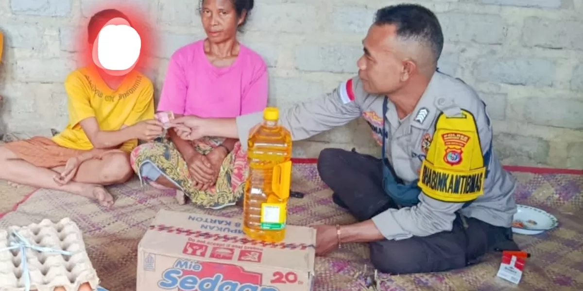 Aipda Sukiman saat menyerahkan bantuan untuk adik Tasia Laka (Foto: Ejhi. S-Idenusantara.com)