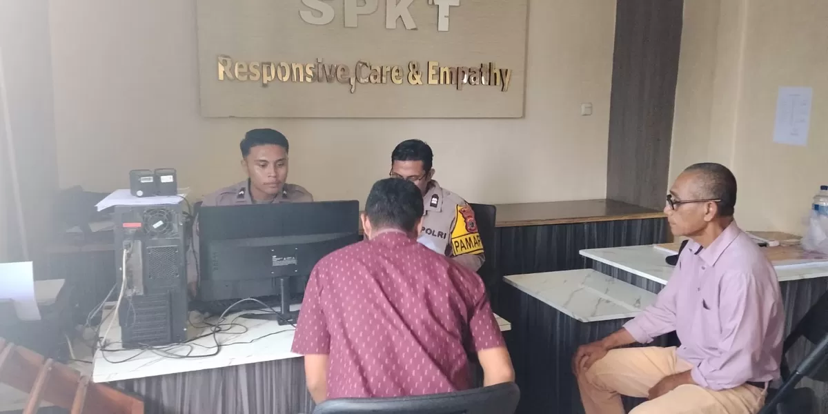 Petrus Ratrigis didamping Kuasa Hukumnya Viktor Manbait, saat membuat LP di Polres TTU (Jude Lorenzo Taolin)