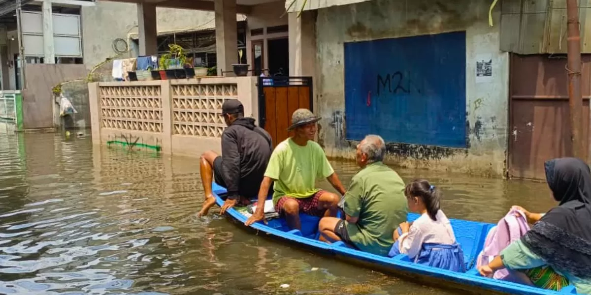 Ilustrasi. Warga Kampung Cijagra, Bojongsoang, Kabupaten Bandung, beraktivitas dengan perahu akibat banjir merendam permukiman, Selasa (14/42026). (Edi Kusnaedi/Koran Gala)