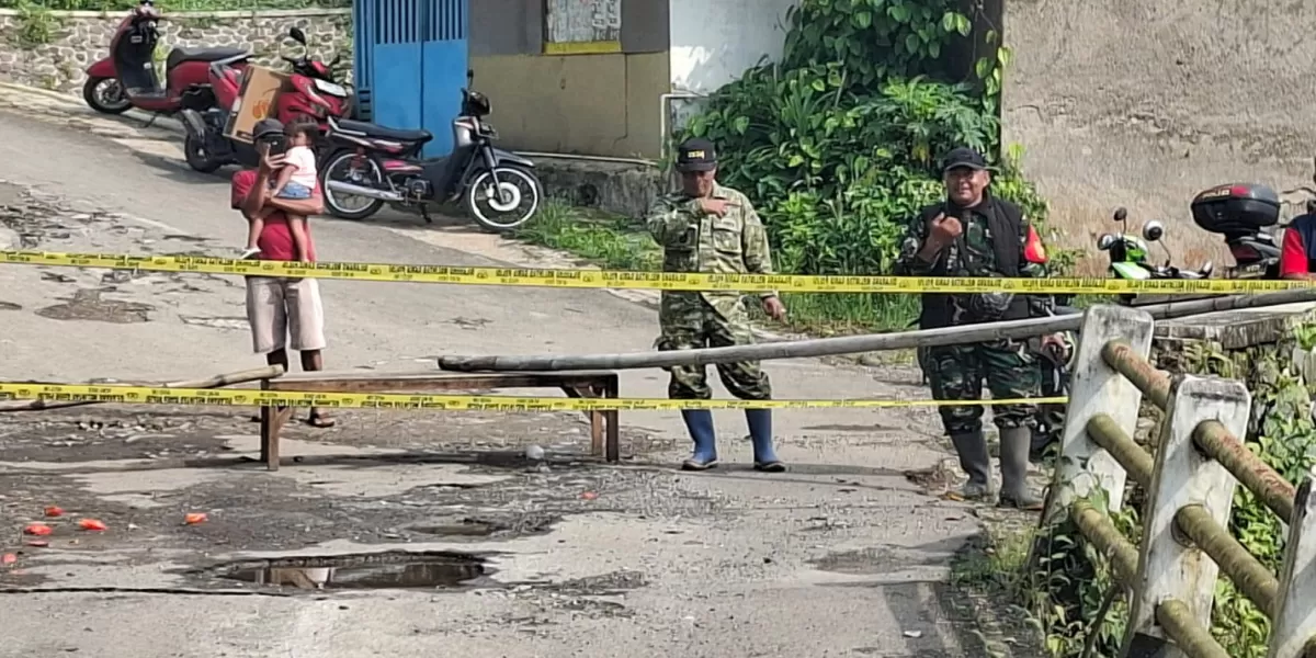 Jembatan Radug yang menghubungkan Kecamatan Ibun dan Majalaya, Kabupaten Bandung amblas. (Ist/Koran Gala)