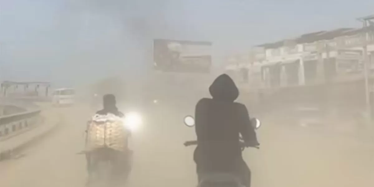 Debu pascabanjir menyelimuti Aceh Tamiang hampir dua bulan pascabanjir. Warga dihadapkan pada ancaman ISPA yang kian mengkhawatirkan. (Instagram/soviaaudita)