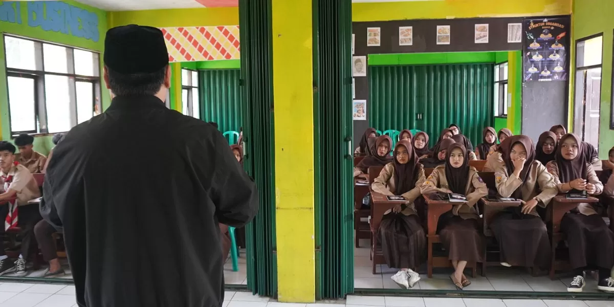 Anggota Komisi IV DPRD Provinsi Jawa Barat dari Fraksi PDI Perjuangan, Arip Rachman, SE, MM dalam kegiatan pendidikan demokrasi yang digelar di SMK Islam Paniis, Desa Mandalagiri, Kecamatan Leuwisari, Kabupaten Tasikmalaya, Jawa Barat, Sabtu (24/1/2026). (Dok. DFK)