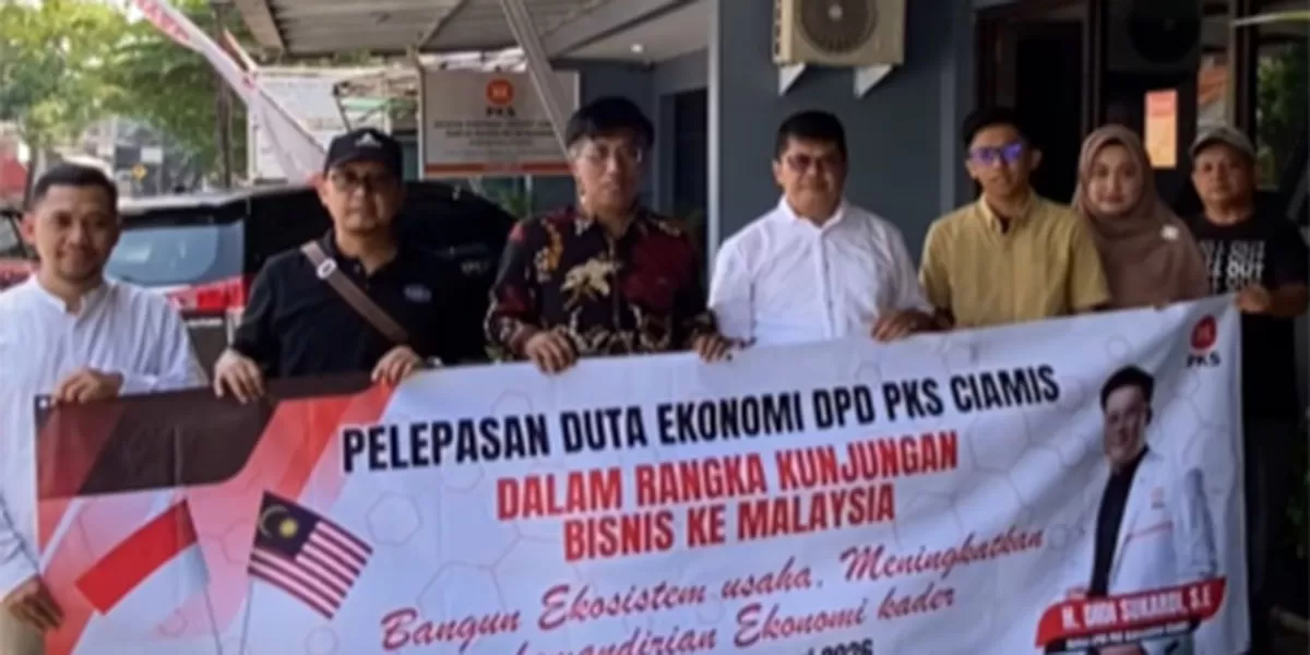 Anggota DPRD Jawa Barat H. Didi Sukardi, S.E. (ketiga dari kiri) melepas tim Bidang UMKM dan Ekonomi Kreatif DPD PKS dalam kunjungan bisnis ke Malaysia guna memperluas peluang UMKM Kabupaten Ciamis. (Dok. KDS)