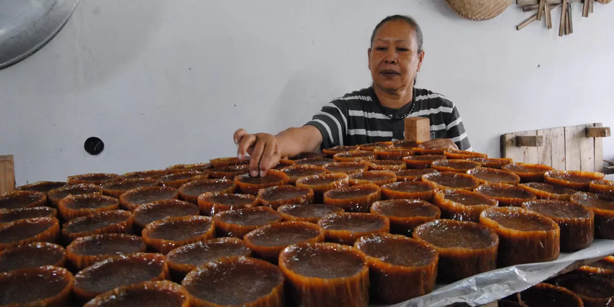 Mensen, pengrajin kue keranjang, tampak membereskan kue khas Imlek jawadah korang di tempat produksinya yang berlokasi di Jalan Selakaso, Kecamatan Cihideung, Kota Tasikmalaya, Selasa (17/2/2026). (Dok. Asep M.S)